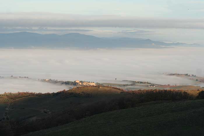Castel Porrona. Vista matinale da Castiglioncello Bandini sulla valle dell'Ombrone e il Castello di Porrona